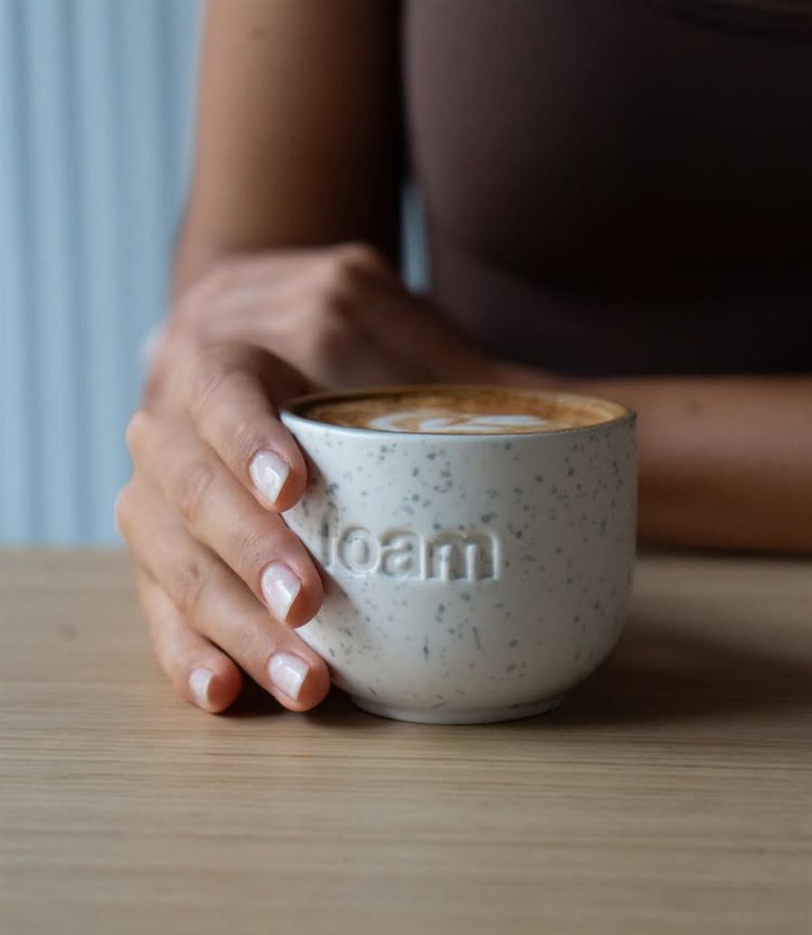 Cappuccino în ceașca de ceramică foam
