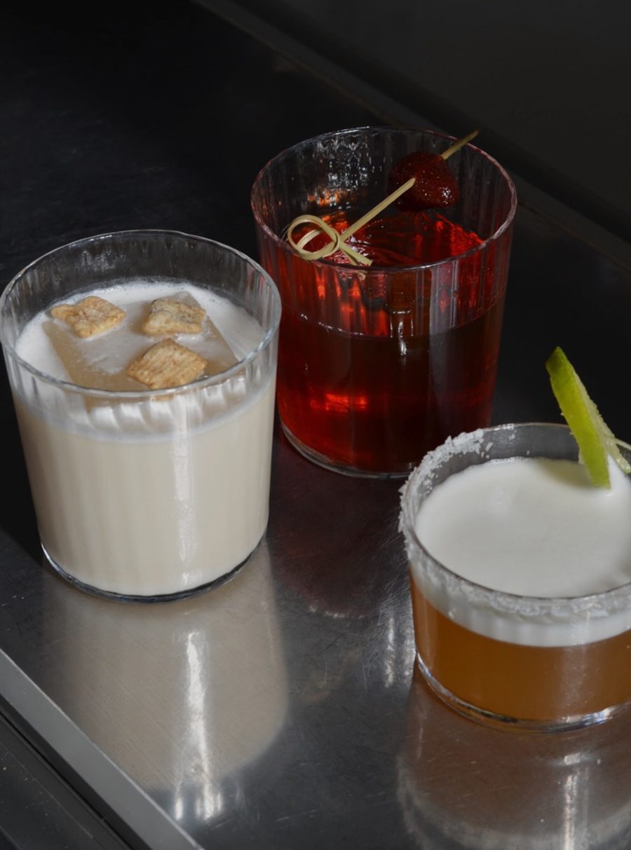 Trei cocktailuri pe barul foam
