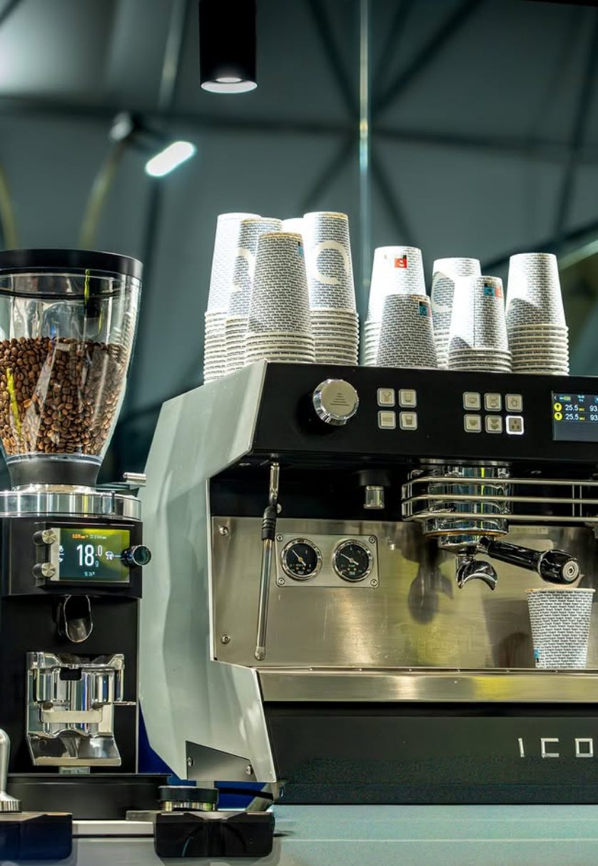 Espressorul și râșnița foam, cu pahare branduite