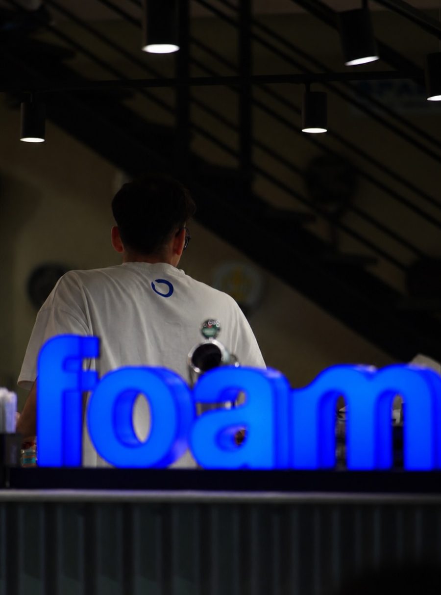 Interiorul foam — logoul albastru luminos de pe bar