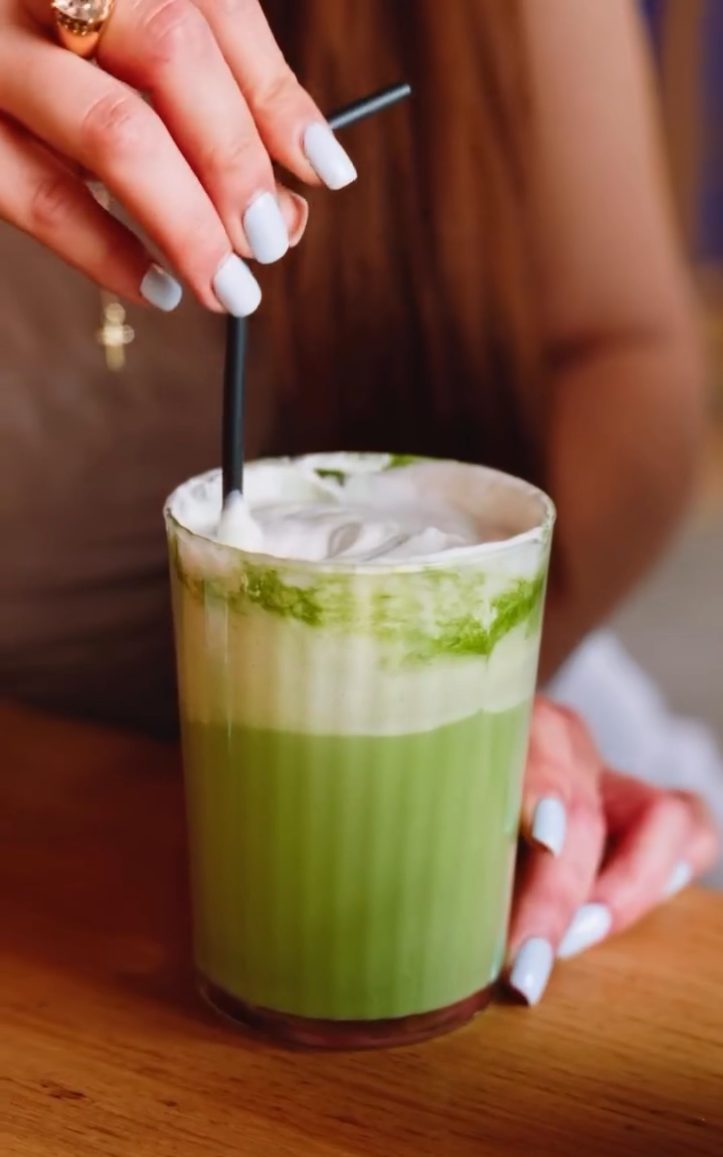 Matcha latte cu spumă, la pahar