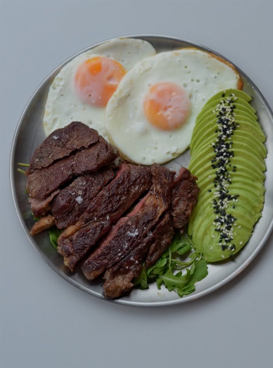 Farfurie de brunch: ouă, antricot și avocado